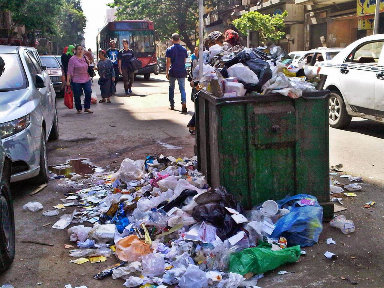 يقدر حجم مخلفات المنازل والمحال والأسواق في مصر بنحو 22 مليون طن سنويا