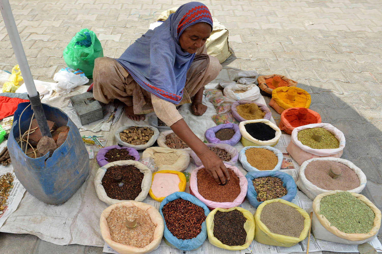 مختصون يحذرون من النسبة العالية من الثوم الموجودة في الكاري، إذ يمكن أن تدمر البكتيريا الطبيعية الموجودة في جدار المعدة