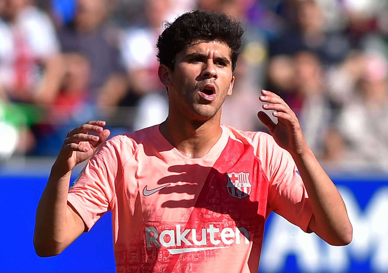 لاعب برشلونة كارليس ألينيا يتمنى حسم لقب الليغا ضد ليفانتي