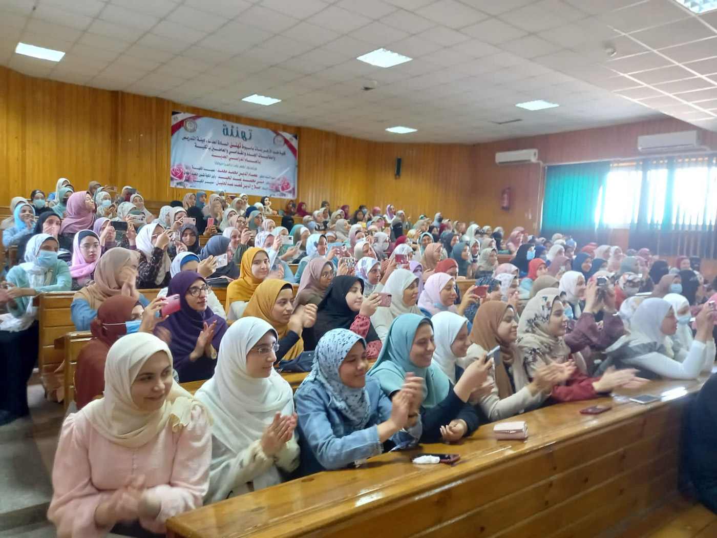 دخـــول الطالبات إلى الدرس  بملابس تخالف الزي الأزهري مرفوض