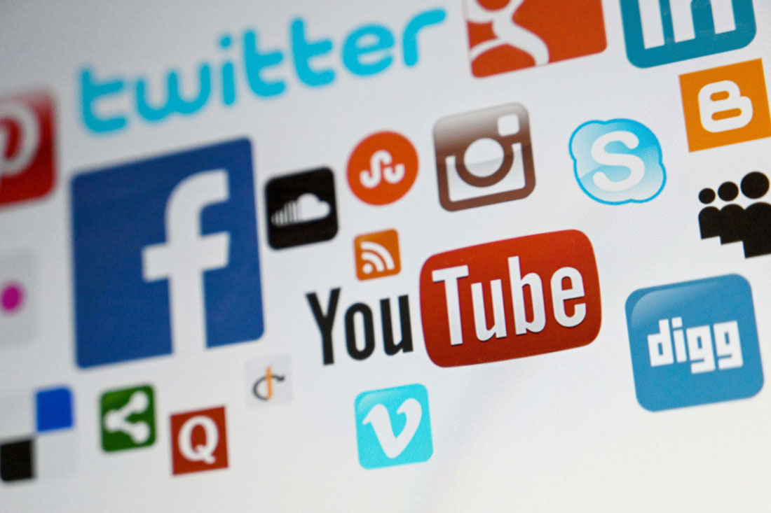 مواقع التواصل الاجتماعي واحدة من الجهات الحديثة التي تمارس ضغوطا مكثفة على صناع القرارات في الأنظمة السياسية والمجالات الاقتصادية والاجتماعية وحتى الأمنية