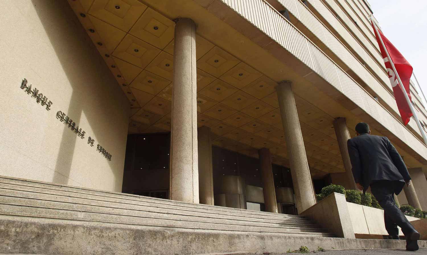 محللون: سبب الارتفاع إلى تدخل البنك المركزي في سوق الصرف المحلي في ظل ضغوط سياسية تتعلق باقتراب موعد إجراء الانتخابات الرئاسية والتشريعية