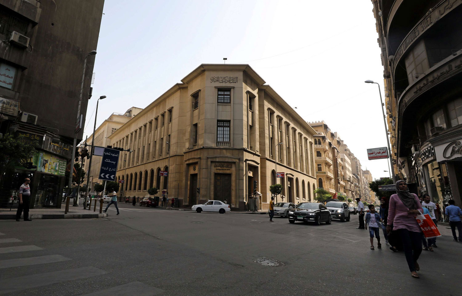 البنك المركزي يواجه مشكلة في إبقاء أسعار الفائدة مرتفعة لبيع أذون الخزانة وحماية العملة