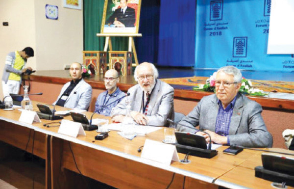 انتقال خزندار من العمل كمخرج مسرحي، إلى العمل على تقابل الثقافات، يجعله يحرص على الاهتمام حتى بالموسيقى كما فعل في مهرجان أصيلة