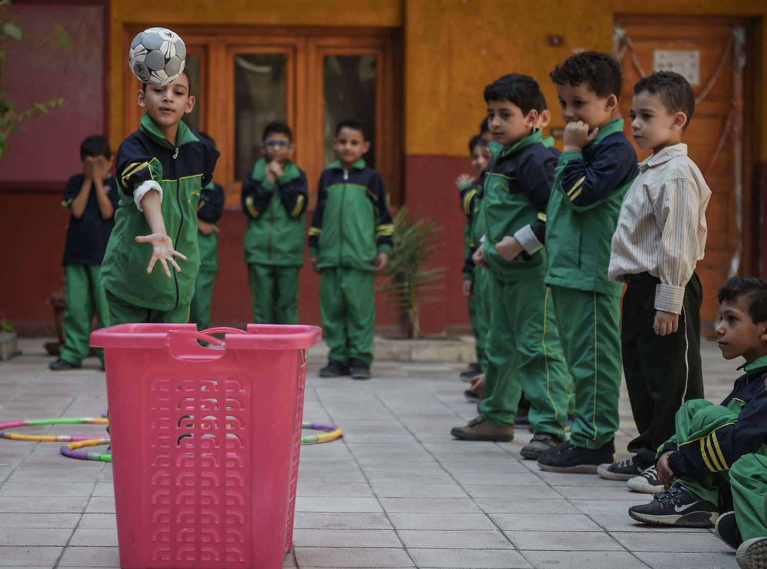 خبراء: الأم أولى بحق الولاية التعليمية على أبنائها طالما أسندت إليها الحضانة