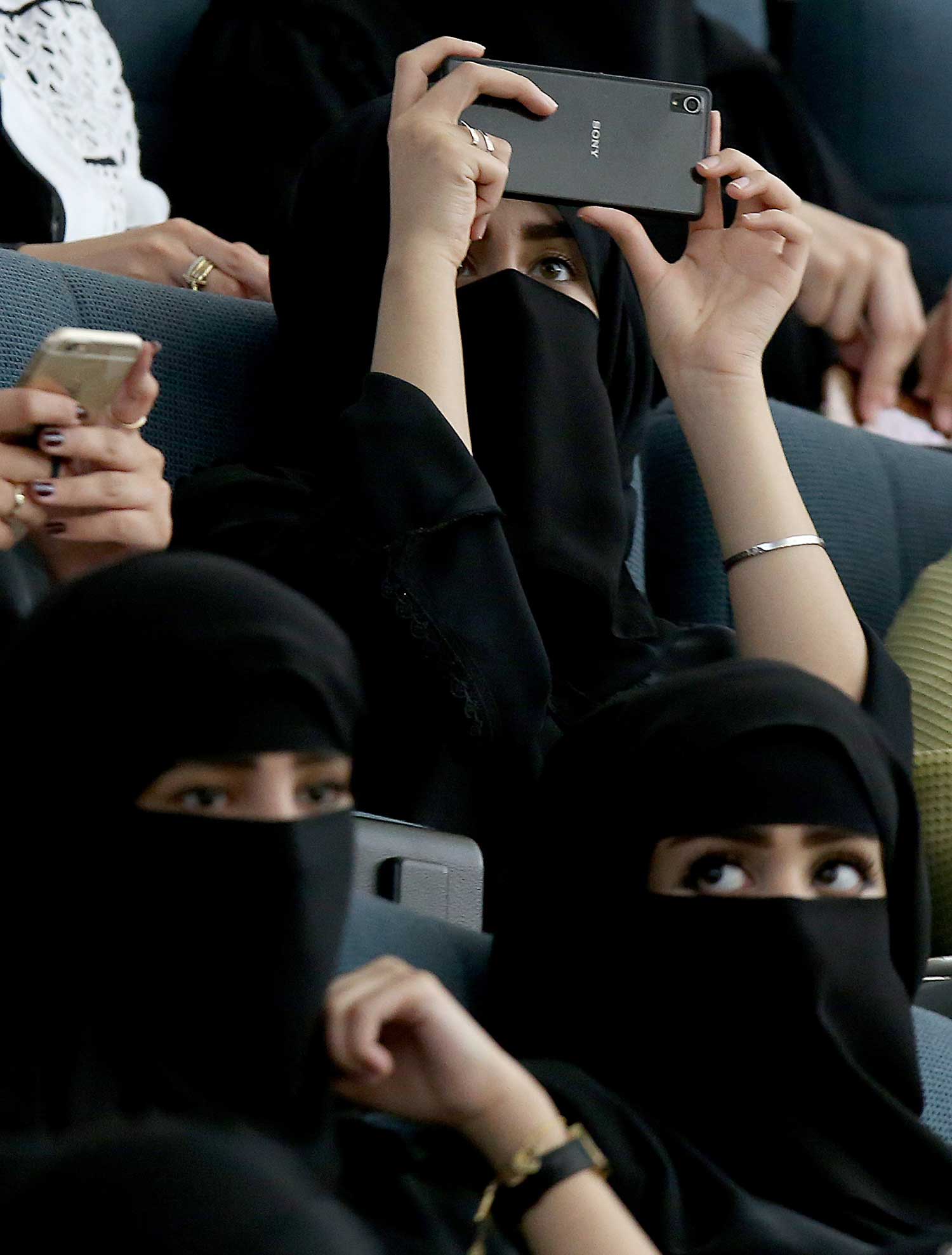 الاختيار من بين "غرف" افتراضية مختلفة