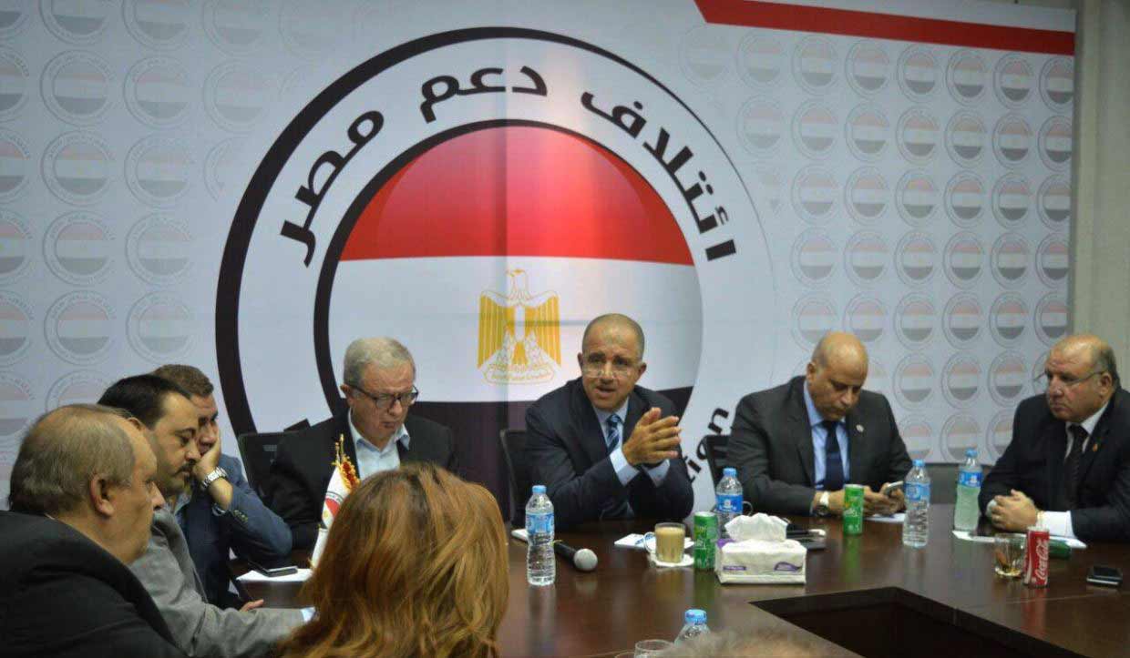 الأحزاب المصرية تعاني من ارتباطها بالسلطة منذ قيام ثورة يوليو، حينما ألغت الثورة الأحزاب كلها بعد عامين فقط من قيامها، واستبدلت مكانها تنظيماً وحيداً من السلطة