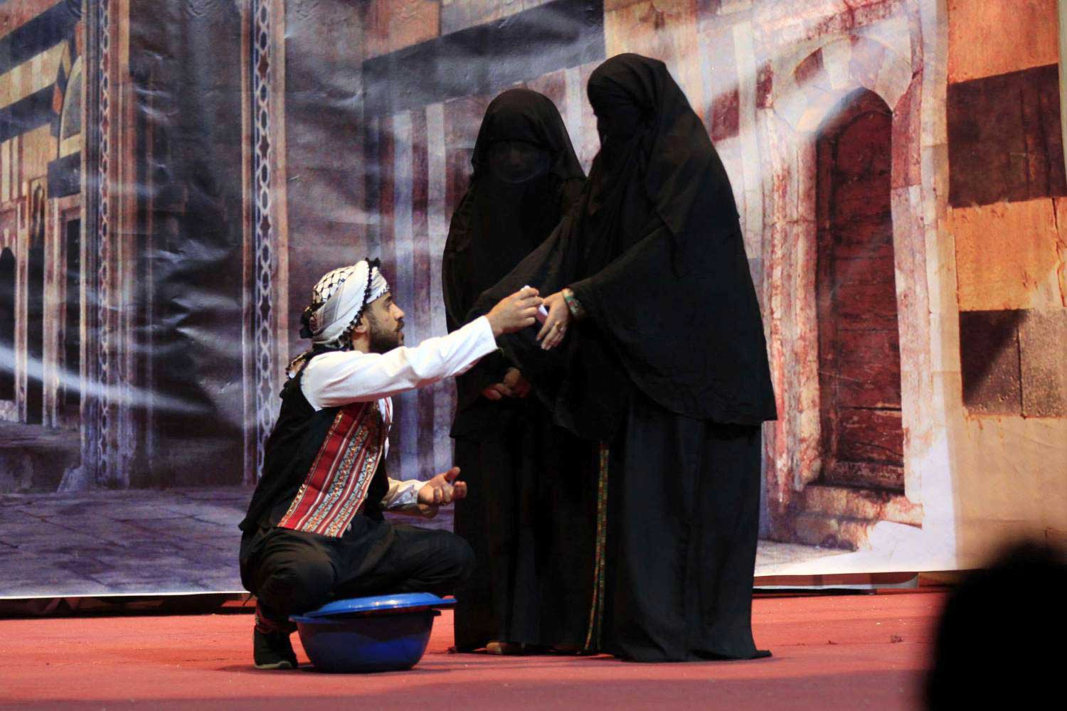 محاولة الترفيه عن سكان المدينة المهددة 