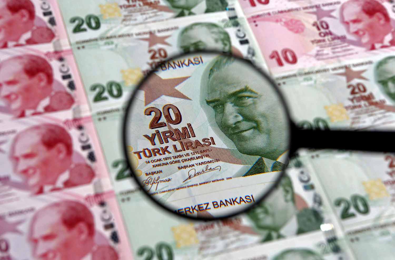 انحسار ودائع المستثمرين بالليرة يعري أوهام تعافي الاقتصاد