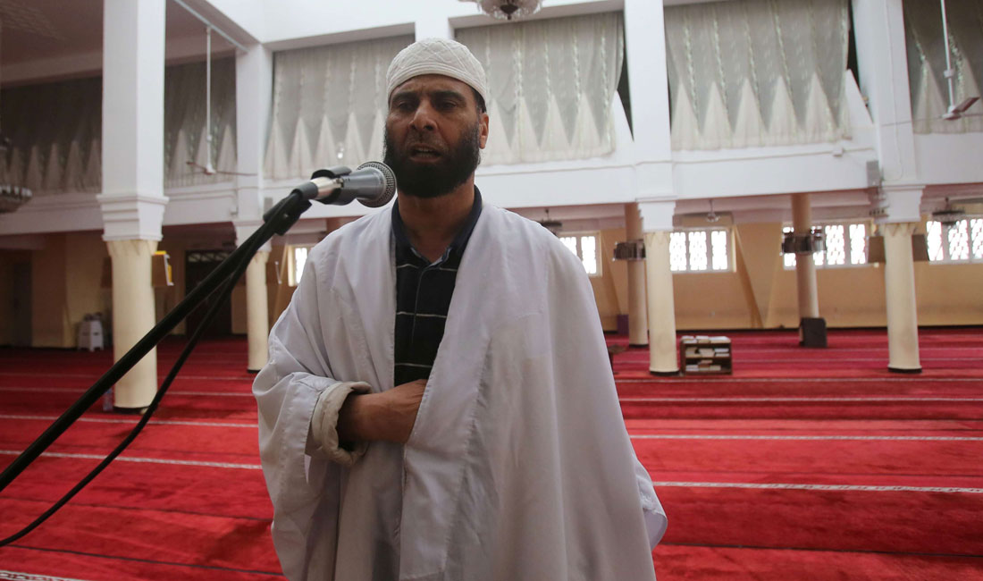 لم تحمل الاحتجاجات أي لون سياسي أو أيديولوجي، إلا أن بصمة الإسلاميين باتت واضحة في حملة الضغط على الحكومة من أجل فتح أبواب المساجد