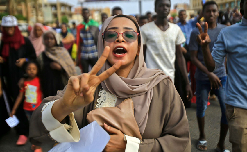 الهواجس تسيطر على البعض من السودانيين بأن الحركة الإسلامية لم ينفرط عقدها وتسعى إلى استهلاك المزيد من الوقت وبث الإحباط في نفوس المواطنين
