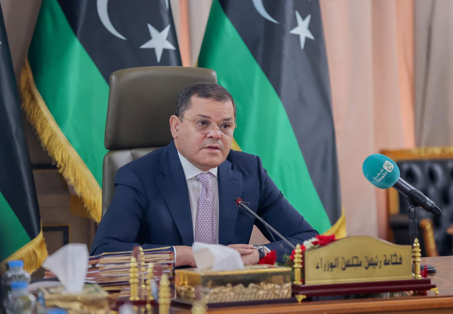 ويواجه الدبيبة تحدي سحب البرلمان الثقة من حكومته 