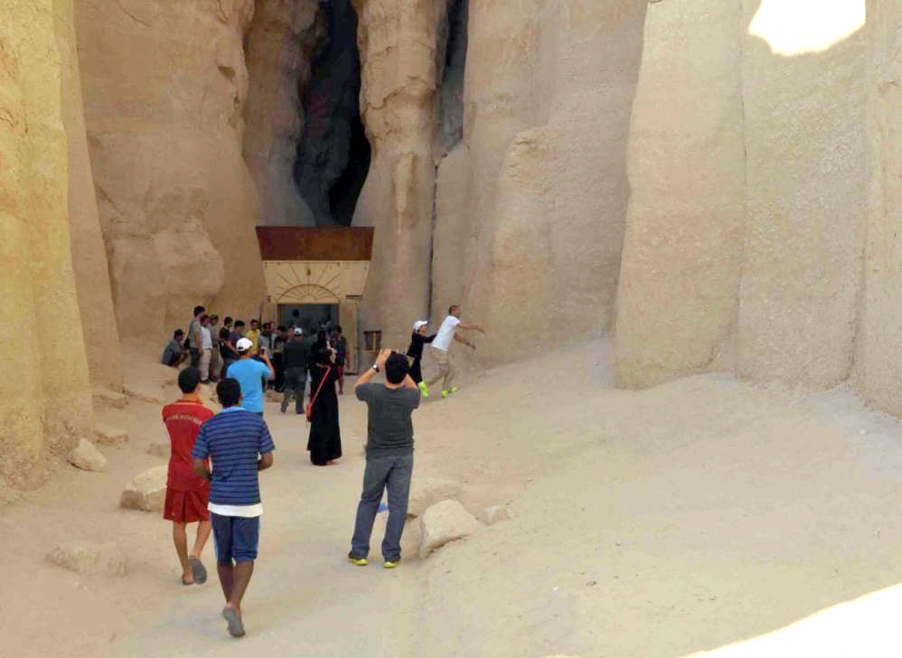 كنوز نحتها الزمان