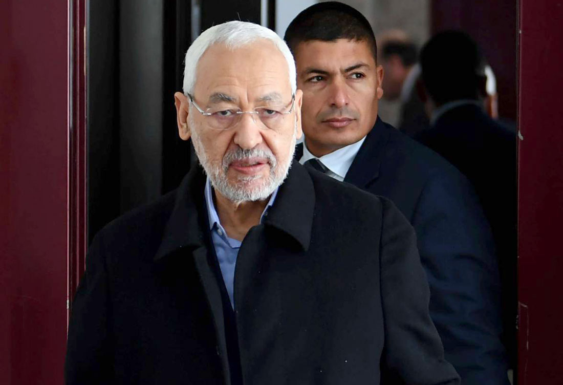 الغنوشي وجد نفسه في عين العاصفة حيث تدفع قيادات نحو إبعاده من رئاسة النهضة وهو ما فجر انقساما داخليا بين مؤيد له ورافض لبقائه