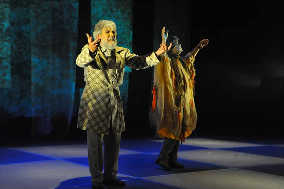 مسرح عربي مشغول بالأسئلة (مشهد من مسرحية كيمياء)