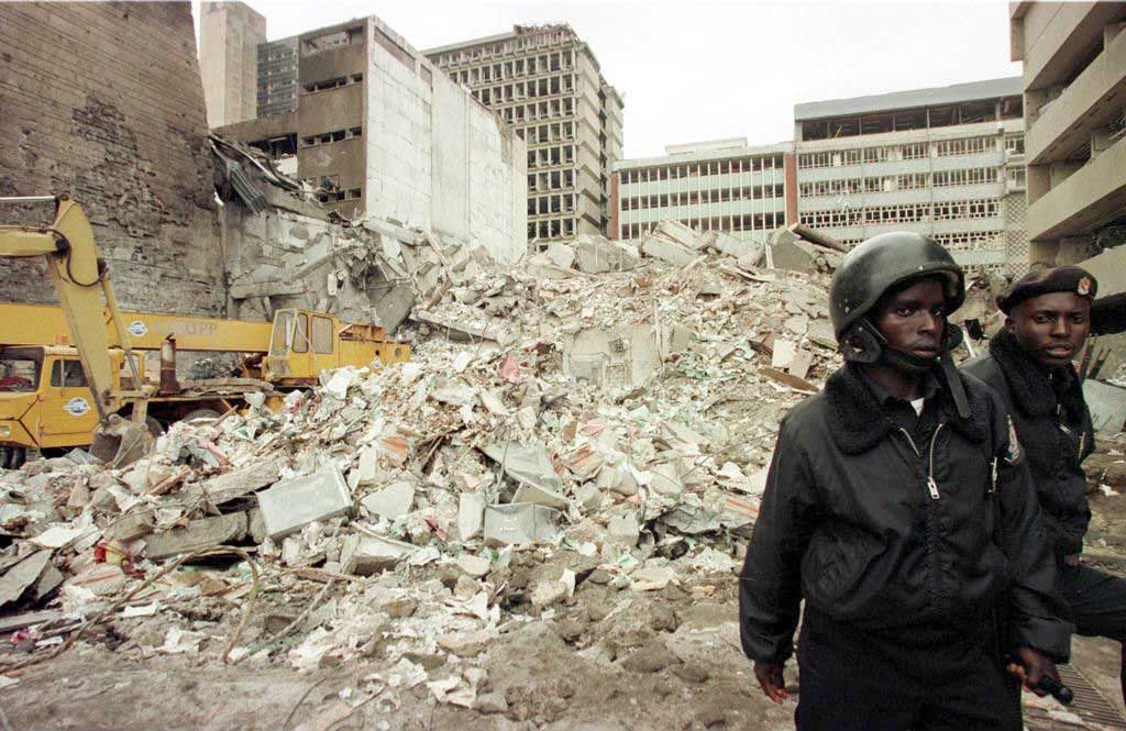 أيمن دين عضو مؤسس في تنظيم القاعدة، الذي غير مصيره عام 1998 بعد تفجيرات نيروبي الإرهابية وأصبح جاسوسا لأجهزة الأمن والاستخبارات البريطانية. تمكن دين من تقديم معلومات استخباراتية بالغة القيمة وكشف مخططات أنقذت حياة الكثيرين