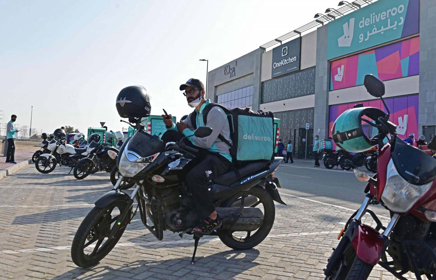 التسوق عبر الهاتف يوفر الطعام والدواء وحتى البنزين