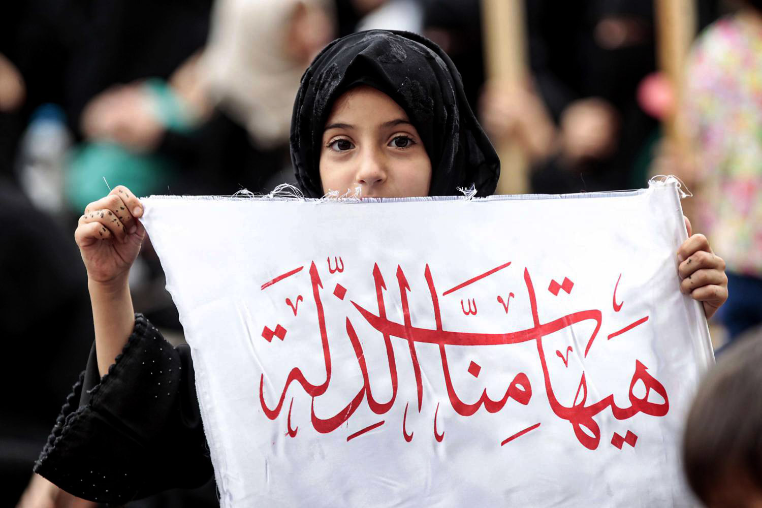 خلق هوية عابرة لحدود الدول من خلال استخدام ألفاظ ومصطلحات طائفية وأخرى مرتبطة بالثورة الإسلامية في إيران