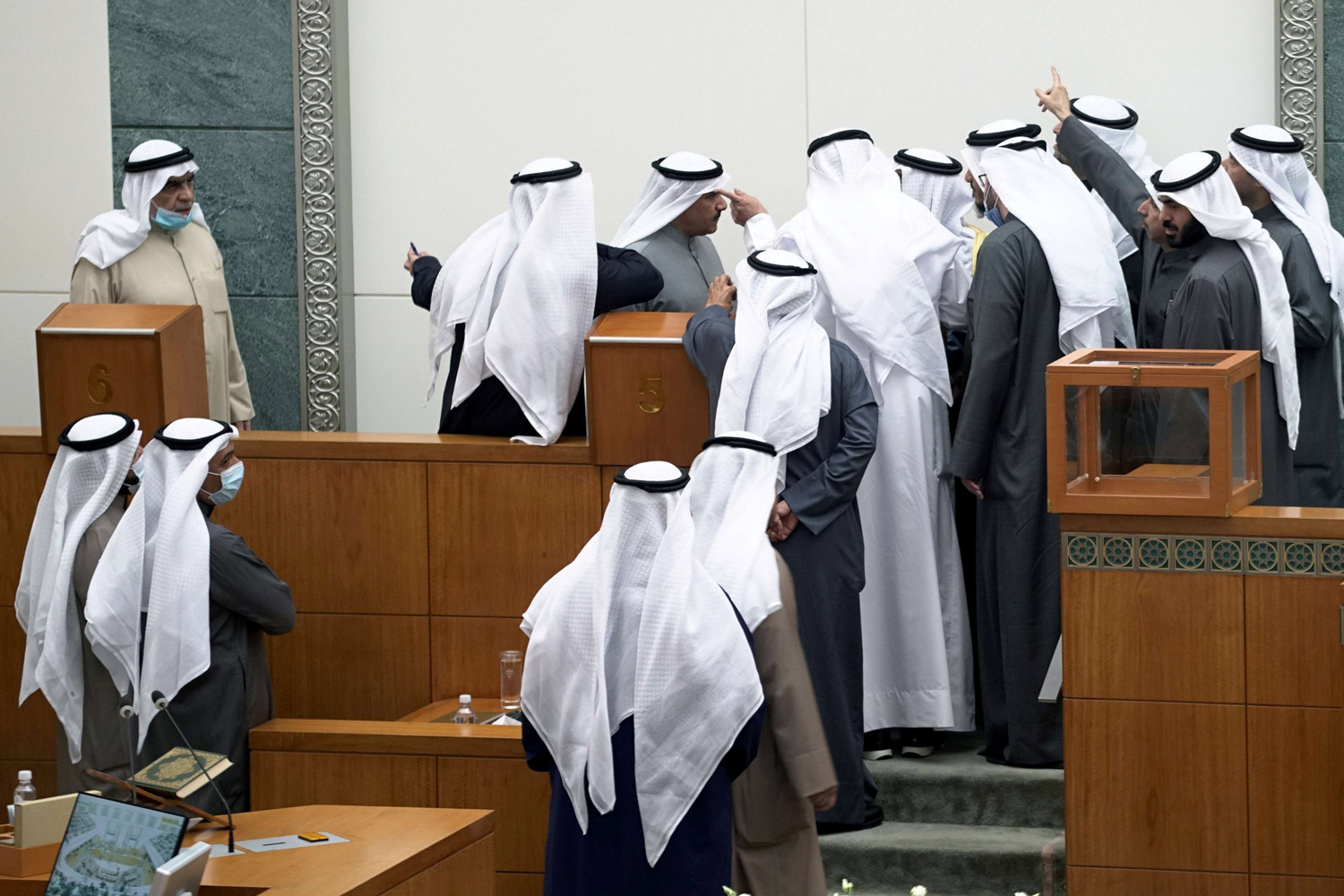علاقة متوترة من بداية البرلمان