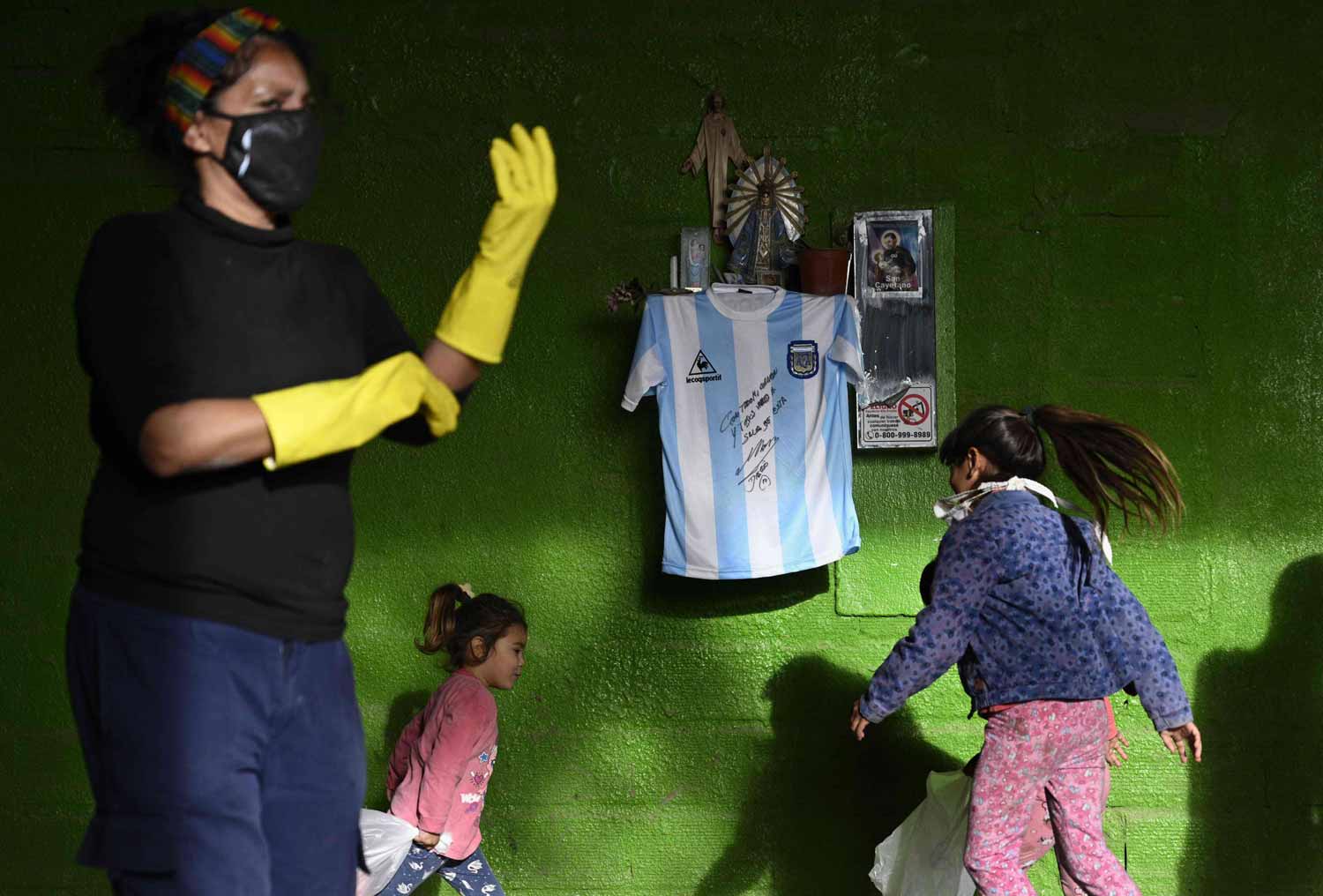قميص مارادونا يساعد الفقراء في الأرجنتين