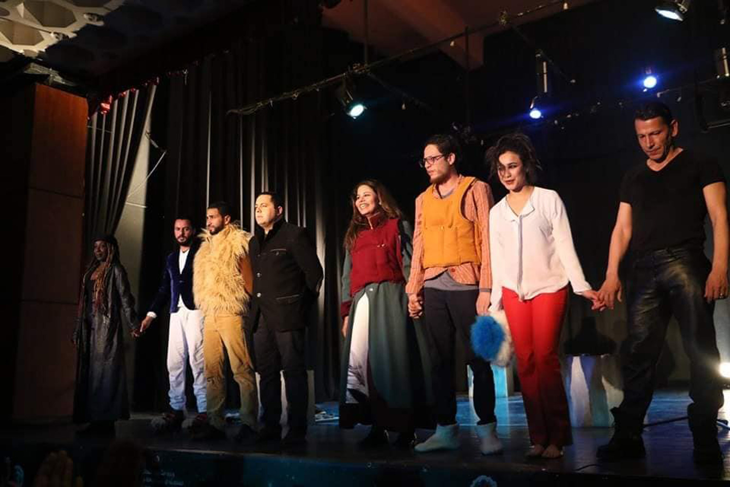 بين تقنيات الفيديو وفن السيرك وكذلك لعب الممثل