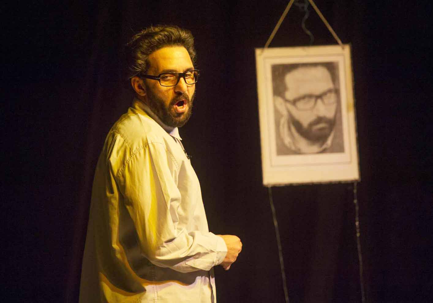 الإنسان دمية خرساء (تصوير: محمد حسنين)
