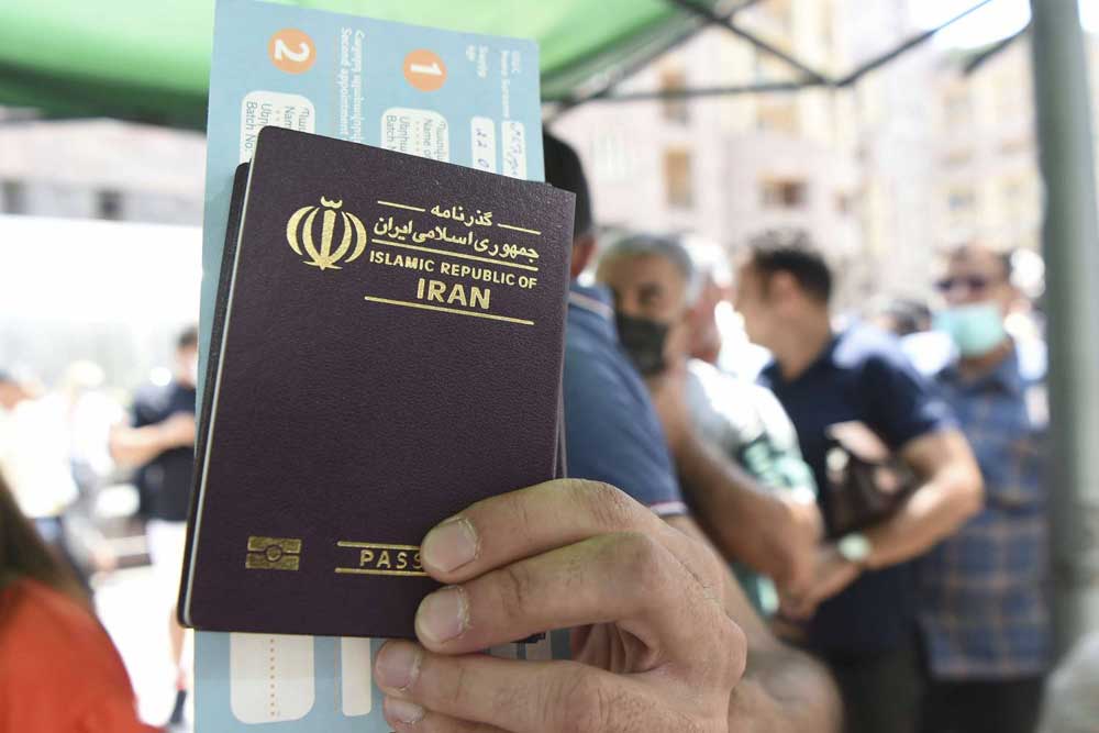 جحافل من الإيرانيين تتوجه إلى أرمينيا بالحافلة والطائرة بعد أن راجت قصص التطعيمات المجانية للأجانب