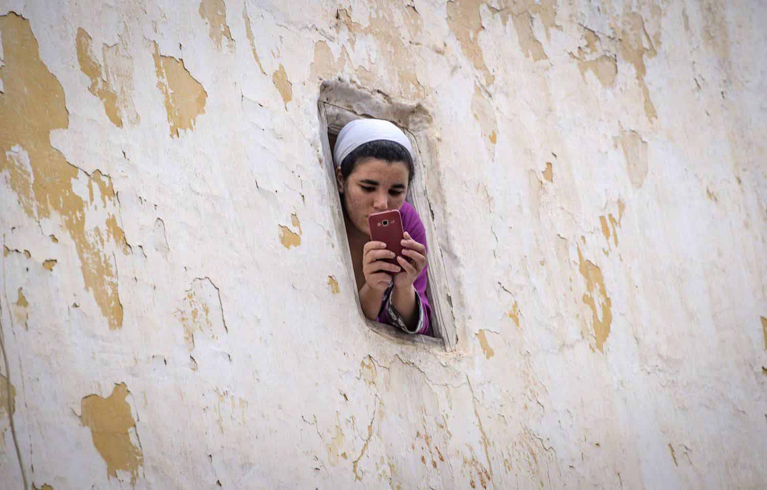 الهاتف الذكي يفتح نافذة على العالم