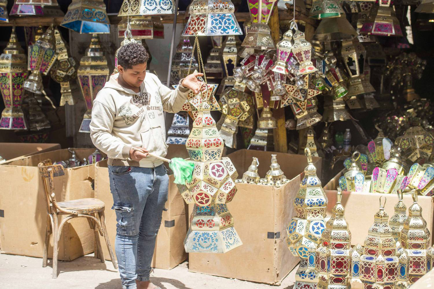 الحفاظ على الفانوس المحلي يبدأ من تعليم الأجيال الصاعدة فنون المهنة ودهاليزها من شراء المستلزمات واستخدام آلات التصنيع والتطريز والتغليف