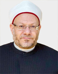 شوقي علام: الكلاب طاهرة ولا حرج في التعايش معها أو الصلاة بجوارها