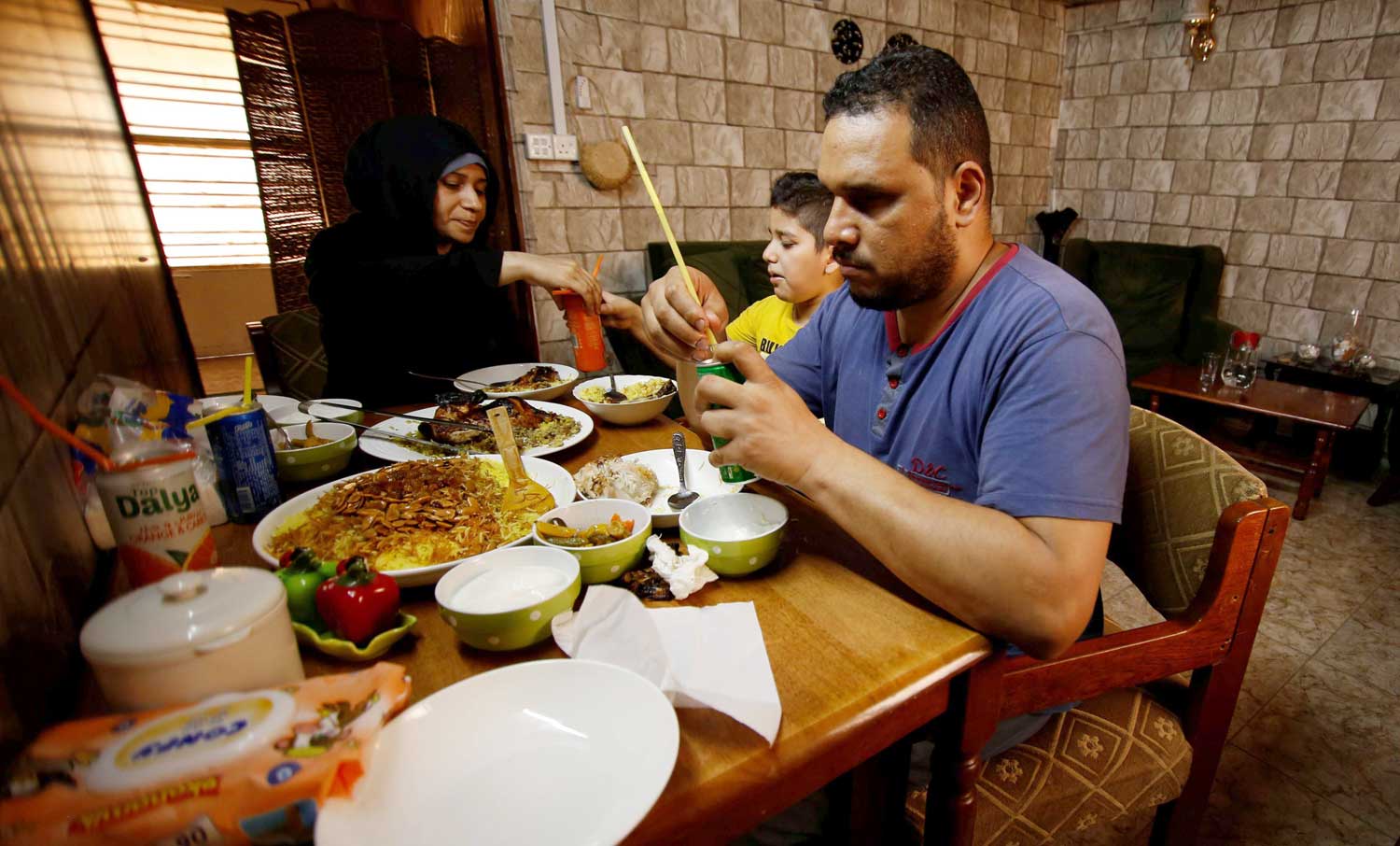دفء عائلي على طاولة الطعام
