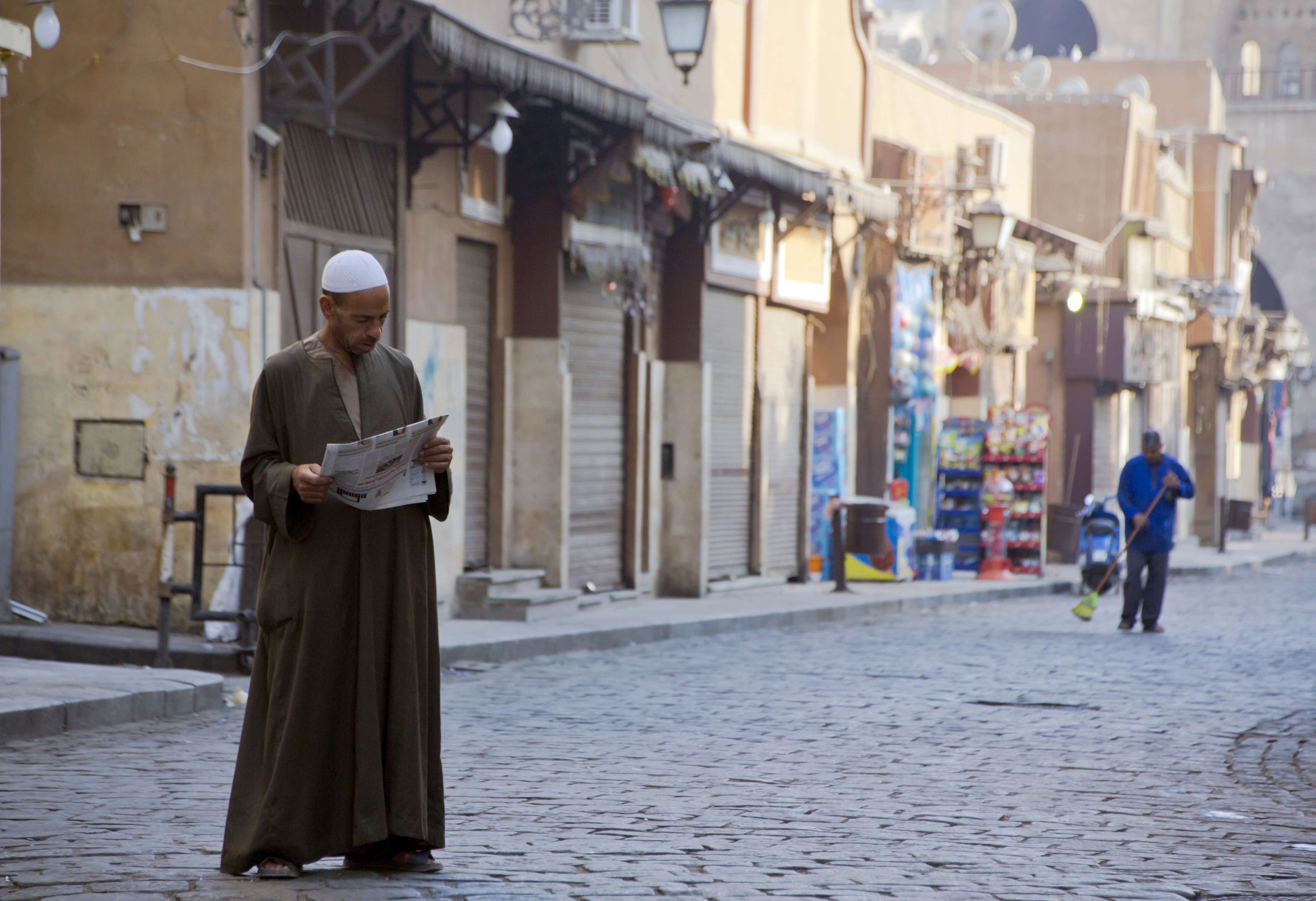 المعلومة غائبة والصحف القومية تكتب للرئيس، فيلجأ القارئ إلى الإعلام الأجنبي