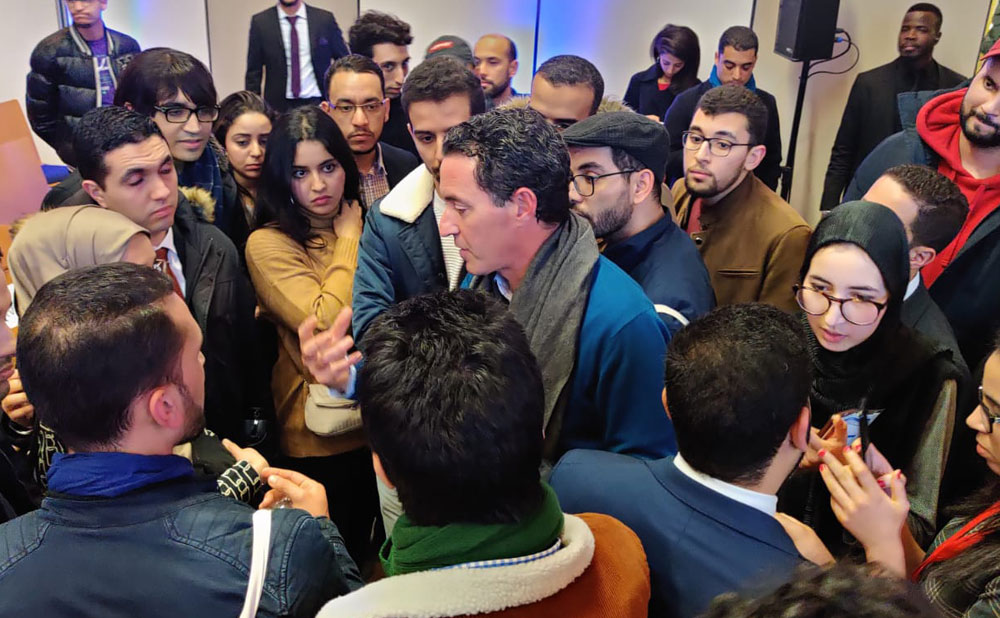 الخطوط الزرقاء في وسائل التواصل الاجتماعي لا تتحوّل عند بلافريج إلى حمراء داخل البرلمان، فكلا الساحتين عنده يجوز الإبحار فيهما، أما هو فكعادته يجلب الأنظار ويخلق حالة من التتبع الشعبوي