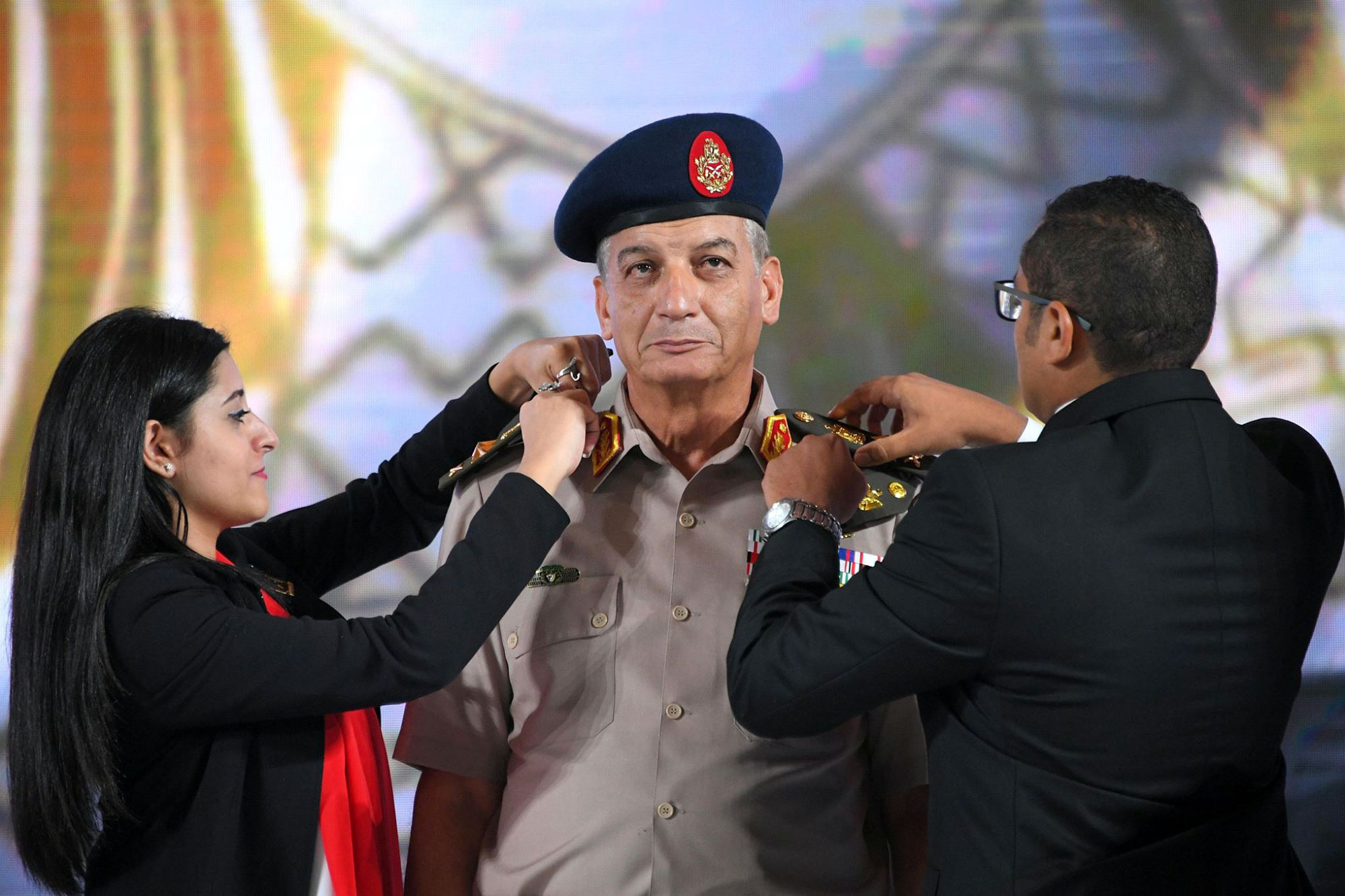 مدبولي يعرف أنه كان همزة وصل مباشرة مع الهيئة الهندسية التي يثق بها السيسي ويسند إليها المهام الصعبة، ما جعله محل ثقة المؤسسة العسكرية، صاحبة اليد الطولى