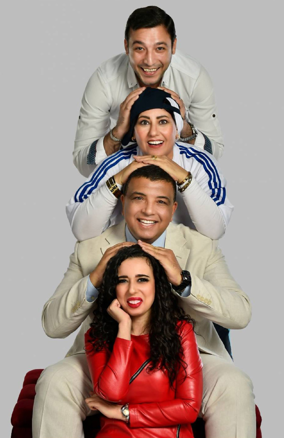 المسرحية تعرض لفكرة الغربة الداخلية والخارجية عبر شخصيتين، الأولى مهاجر مثقف ومتعلم والثانية حارس عقار بسيط