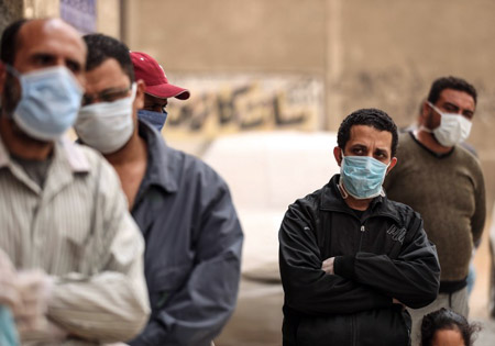 صبور يصدم الشارع المصري بتصريحاته التي يرفض فيها تقييد حركة البشر وتجمعاتهم كوسيلة لمواجهة تنامي أعداد المصابين بكورونا، منتقداً تقليص المصانع لساعات الدوام