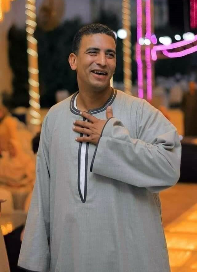 أصغر أعضاء البرلمان الجدد، لا خلفيات سياسية له، فهو لم ينضم إلى أي حزب أو حركة لها نشاط، بل التحق منذ تخرجه بطابور العاطلين عن العمل