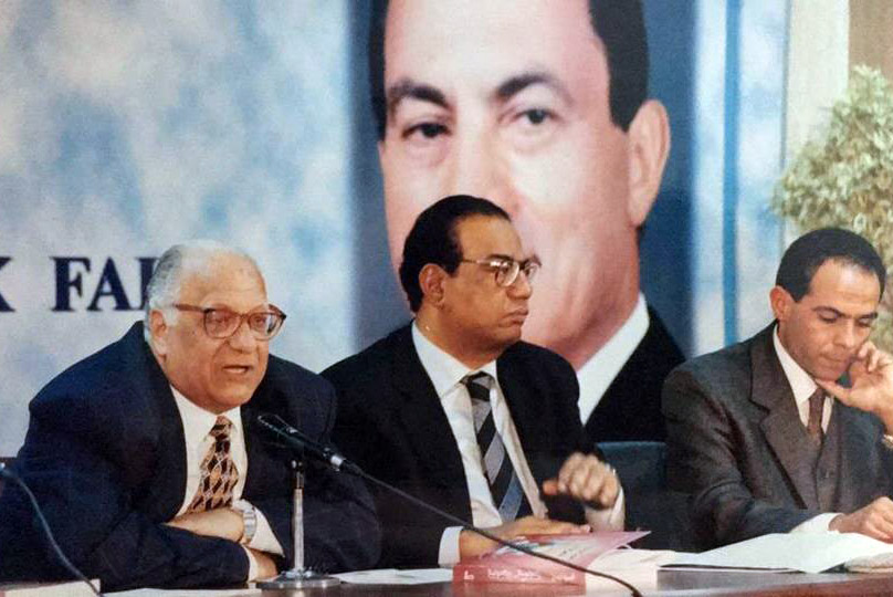 سلطة تهزها صيحات الحناجر لا تحتمل تجمعات ولو في معرض للكتاب