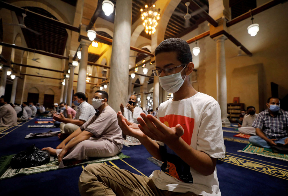 المتشددون يتمسكون بأن تكون منابر  المساجد نقطة انطلاق لاستمالة المتدينين بالفطرة