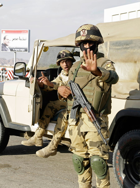 خبراء أمنيون يعتقدون أن تصوير عودة الأهالي إلى الشيخ زويد على أنه بمثابة إعلان سيناء خالية من الإرهاب، هو الخطر بذاته، لأن التحديات الأمنية في شبه الجزيرة لن تنتهي بسهولة