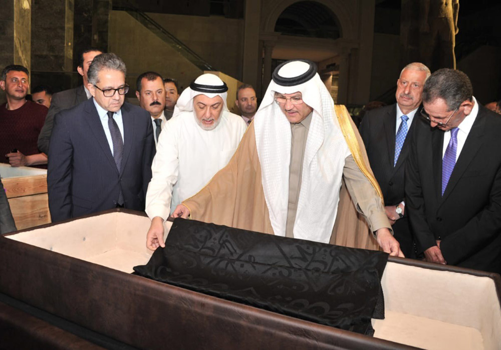 القطعة السعودية إلى جانب المعروضات المصرية