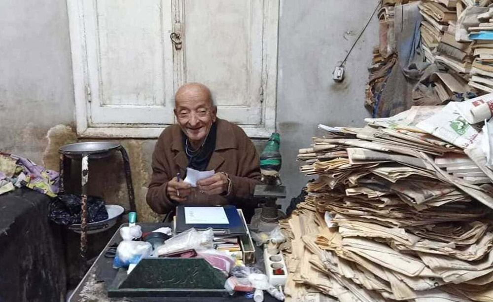 الأهالي في مدينة طنطا التي تشتهر بمقام الصوفي الكبير السيد أحمد البدوي يقصدون معلما فريدا أيضا يتمثل في عيادة الطبيب الثمانيني، صاحب أقل قيمة كشف طبي في مصر