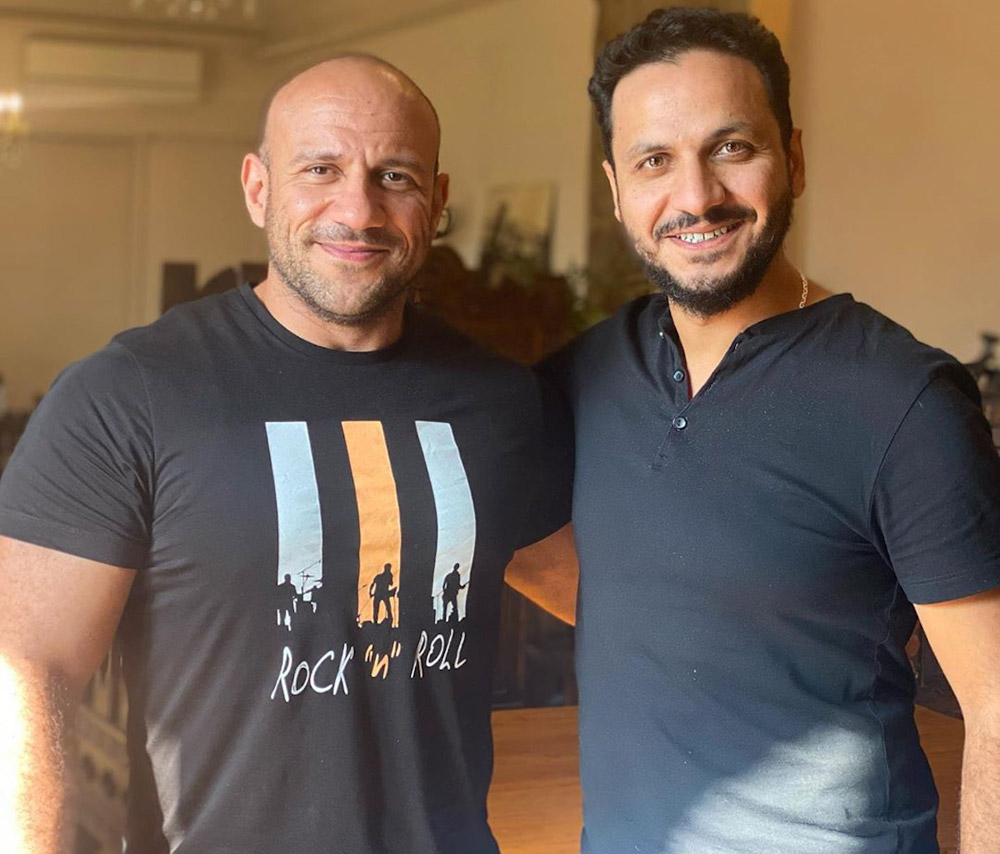 أحمد مكي مع المخرج بيتر ميمي في كواليس مسلسل "الاختيار 2"