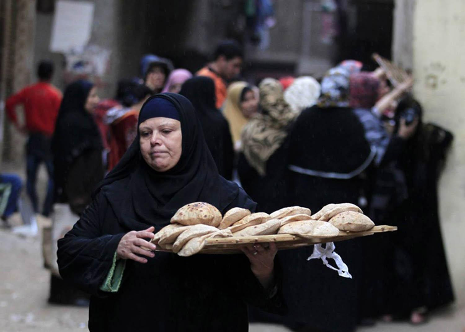 البسطاء في مصر لا يهتمون بوجود حريات سياسية من عدمه، وهي الشريحة التي يعوّل عليها السيسي لتمرير الاستراتيجية الخاصة بحقوق الإنسان