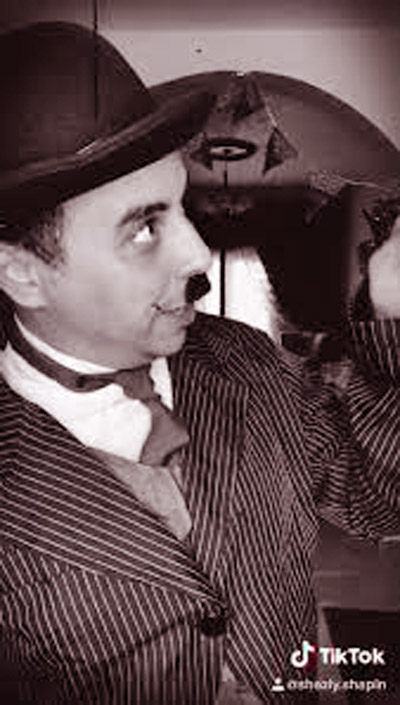 شاذلي تشابلن يعيد السينما الصامتة إلى مصر