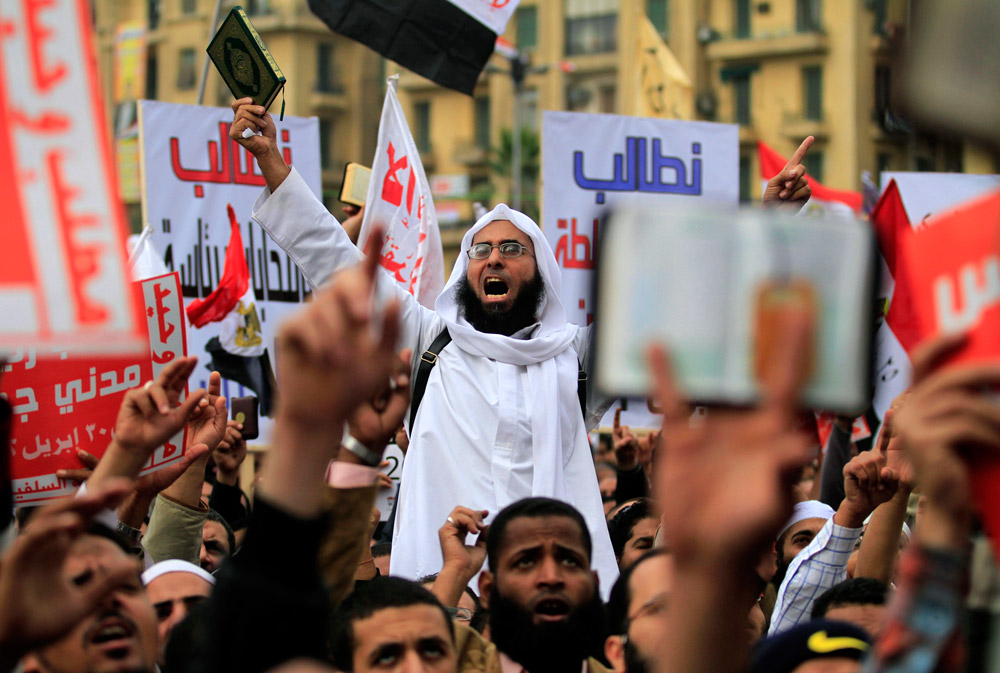 تجارب حركات الإسلام السياسي العربية، يرى عبدالفتاح أنها تمتعت بثقل جماهيري، وجرت محاولات مدنية للتحالف معها والترويج لإمكانية الاندماج داخل العملية السياسية، في دول مثل تونس بن علي، ومصر مبارك