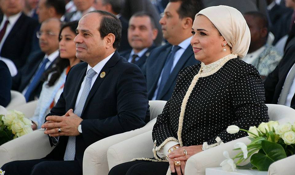 أزمتها مع معارضي الرئيس السيسي، ترجع إلى أن جيهان السادات تحولت إلى مدافعة باستماتة عن سياسات الرئيس وناطقة بلسان السلطة