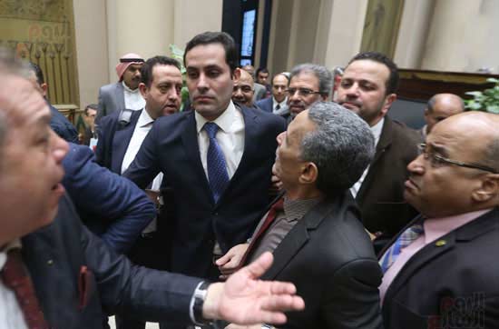  الحكومة المصرية تجد صعوبات في تحديد شكل الإصلاح المطلوب، وألمحت إليه مصادر قريبة من دواليبها مؤخرا. بينما تعتقد المعارضة أن الحكومة غير قادرة على اتخاذ خطوات حقيقية في هذا المجال، الأمر الذي وضع الطرفين في مأزق شديد.