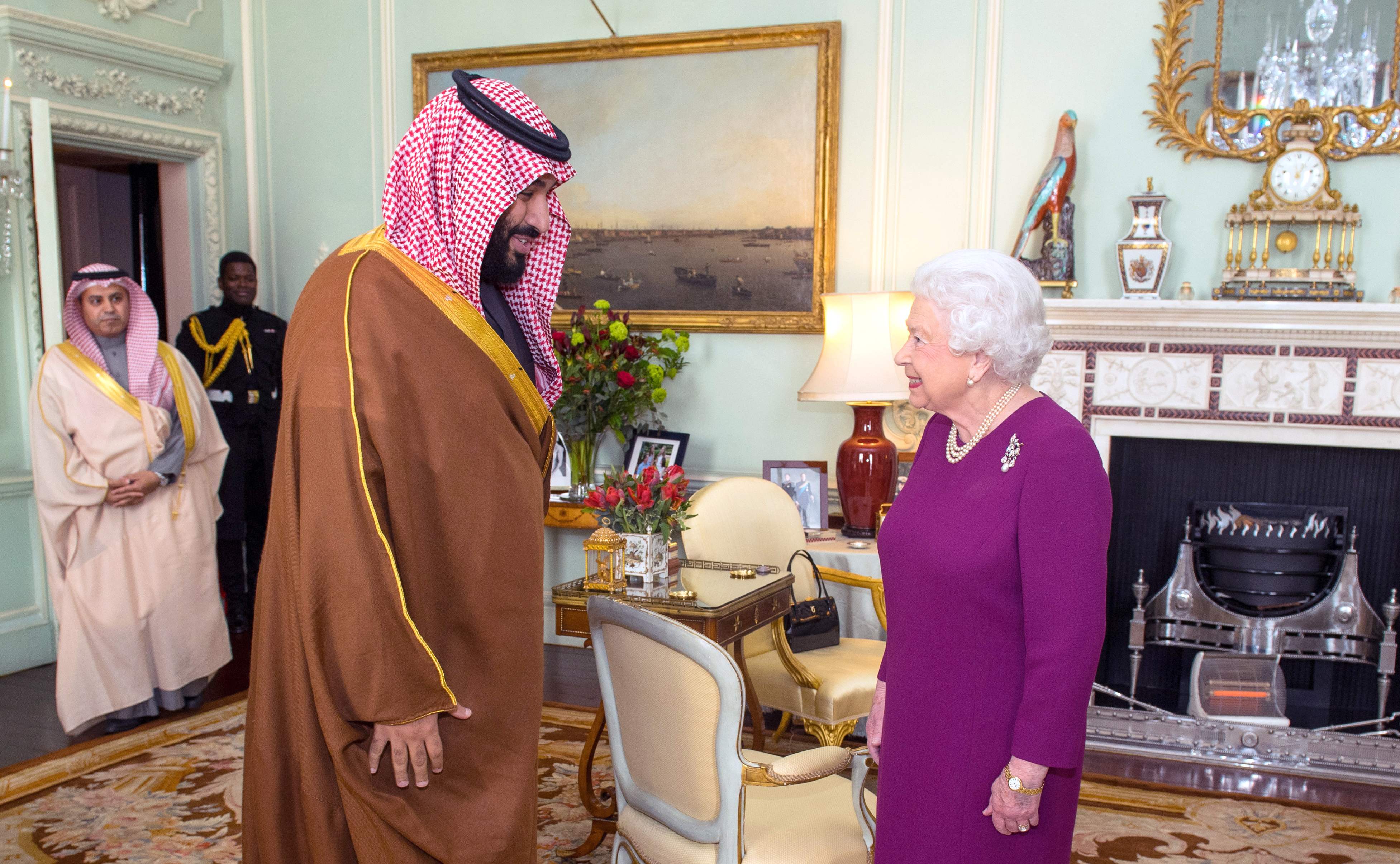 الملكة إليزابيث أثناء استقبال الأمير محمد بن سلمان
