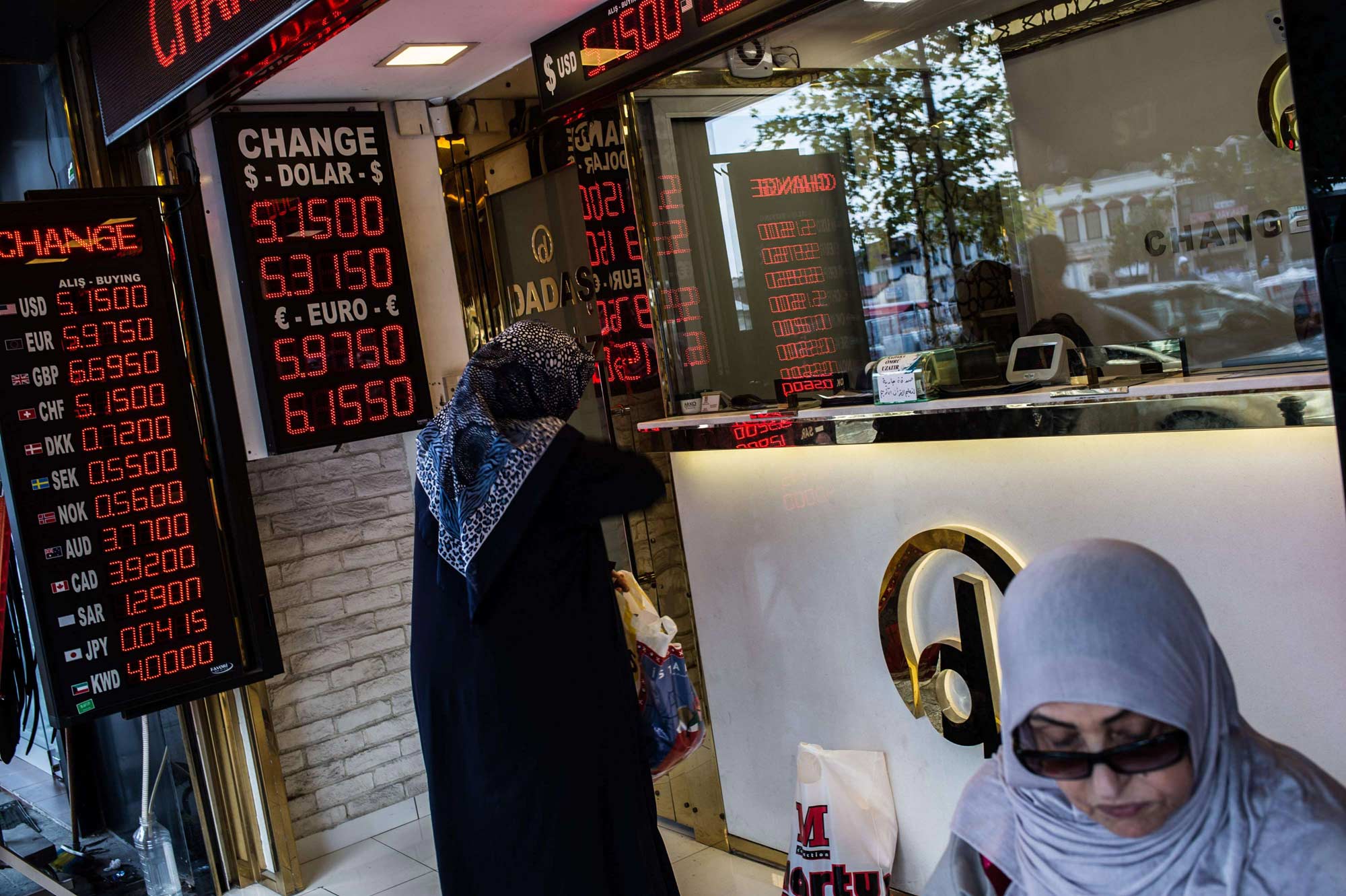 انخفاض الليرة التركية إلى معدل غير مسبوق أمام الدولار
